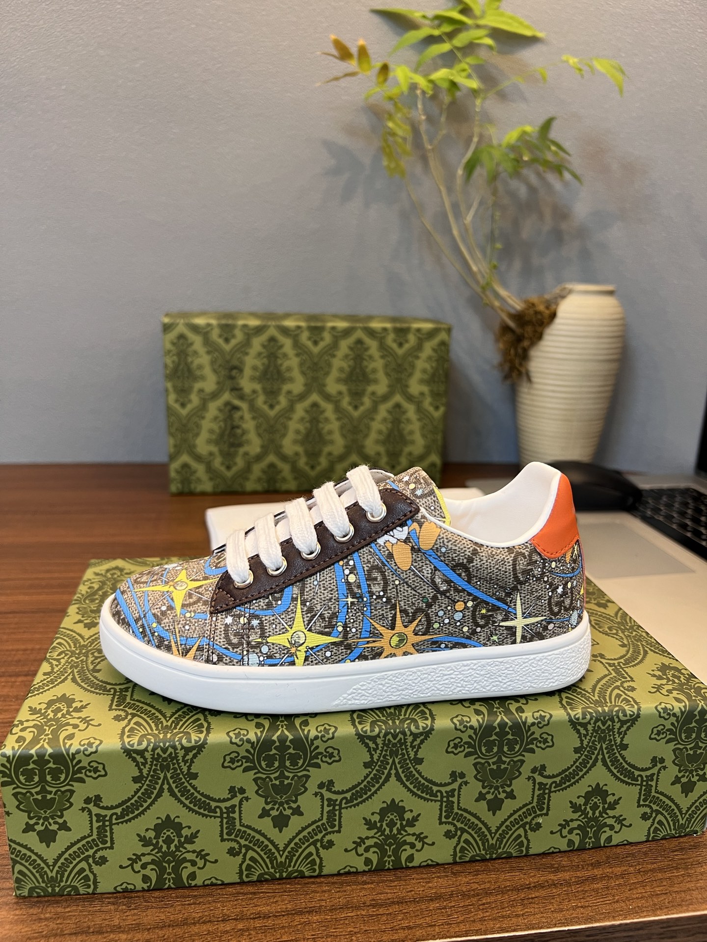 Children's shoes child
